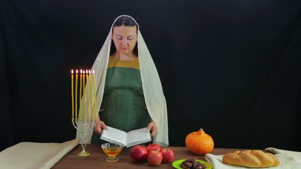 Una donna dei Giudei legge una preghiera in onore di Rosh Hashanah . — Video Stock