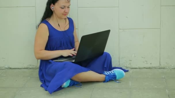 Kvinnlig student arbetar på laptop utomhus. Panorama från botten upp — Stockvideo