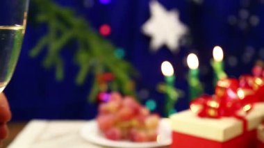 Hediyeler ve bulanık bir tarafa yanan mum bir tablonun arka plan üzerinde Shompansky yakın çekim gözlüklü bir adam bir kadınla gürlemesi.