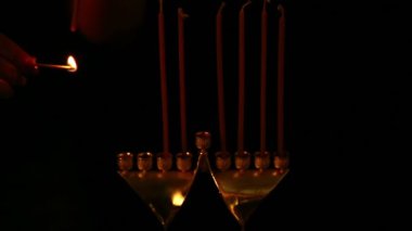 kadın mum mum içine eliyle chanukah için ekler. statik kamera