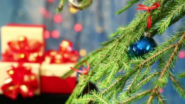 Noel ağacı herlands yan ile mavi bir arka plan üzerinde