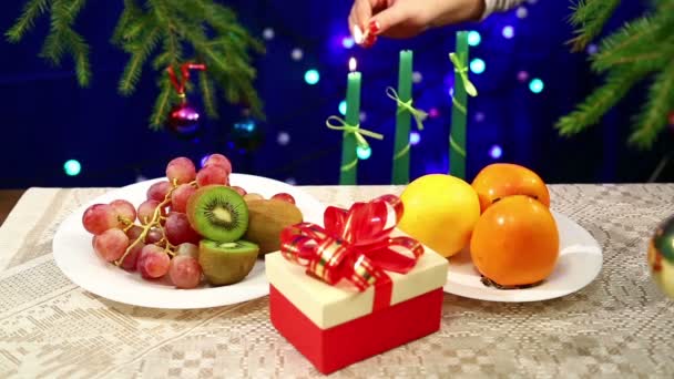 Sobre Mesa Con Regalos Una Mujer Enciende Velas Fondo Año — Vídeos de Stock