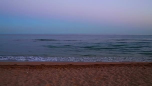 沙滩上宁静的夜晚海浪 — 图库视频影像