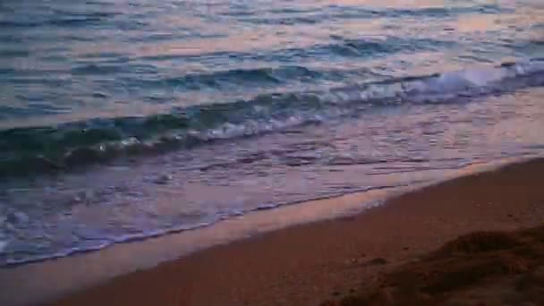 Einem Ruhigen Abend Schlagen Meereswellen Aus Nächster Nähe Auf Das — Stockvideo