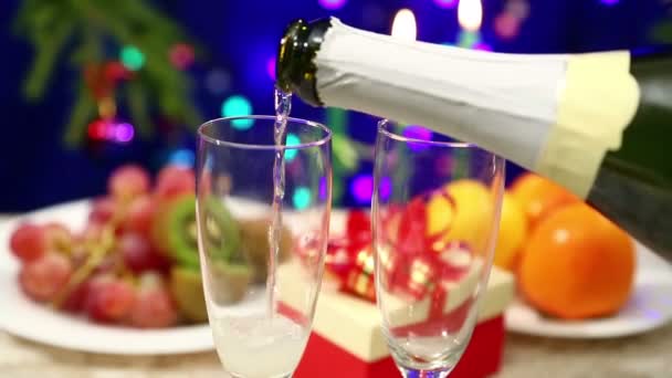 Tafel Met Geschenken Giet Shompanskoe Glazen Een New Year Achtergrond — Stockvideo