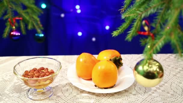 Platos Con Caqui Nueces Con Miel Están Sobre Mesa Fondo — Vídeos de Stock