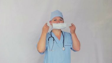 Bir kadın doktor bir sargı kendini Giydir ve sola bırakır.