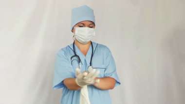 kadın doktor eldivenlerini elinde elbiseler ve için sağ bırakır