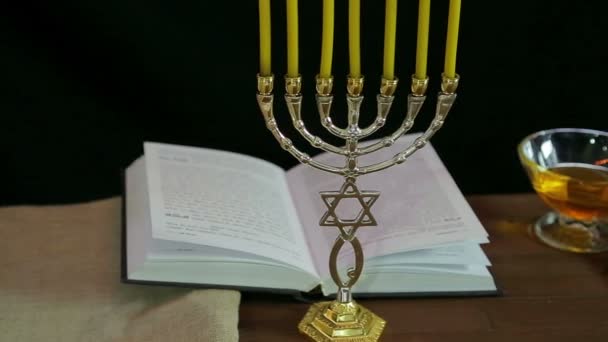 En menorah med levande ljus och en festlig bönbok på Rosh Hashana. — Stockvideo