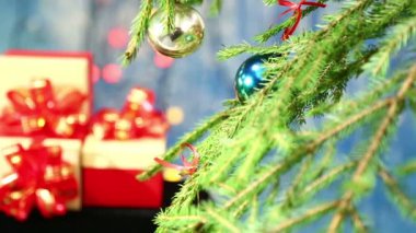 herlands yan ile mavi bir arka plan ve hediyeler ile yay topları ile süslenen ağacı