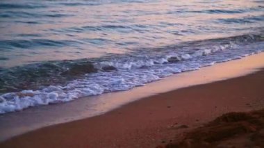 Kumlu sahilde dalgalar deniz akşam Sakin yendi yakın çekim.