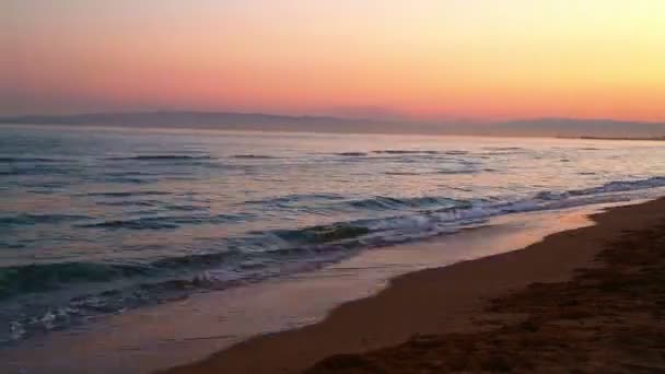 Uma Noite Calma Ondas Mar Baía Com Uma Praia Areia — Vídeo de Stock