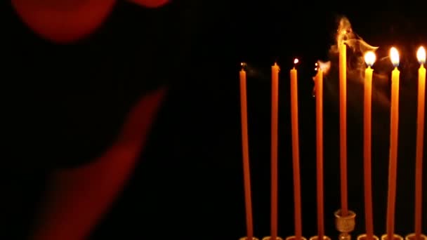 Μια Γυναίκα Φυσάει Έξω Την Καύση Κεριά Που Βρίσκονται Κηροπήγιο — Αρχείο Βίντεο
