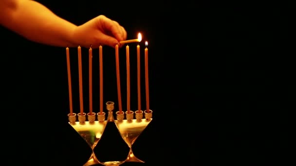 Kvinde Holder Lys Hånden Hvormed Hun Tænder Stearinlys Hanukkah Lampe – Stock-video