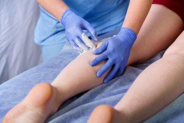 Eller genç bir kadın için sol ayak havyar kozmetik smear şeker yapıştırmak doktor. Yakın çekim