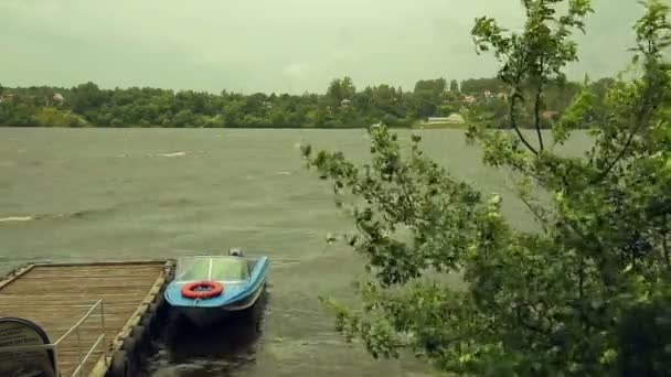 Un pequeño bote en el muelle en la tormenta . — Vídeo de stock