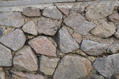 Taştan bir duvar granit taştan yapılmış küçük bir bölümünü. Yakın çekim. Yatay