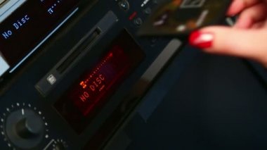 Bir sağ el mini bir disk içine oyuncu ekler..