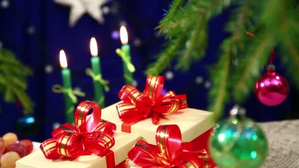 Weihnachtsgeschenke Liegen Unter Dem Baum Auf Blauem Hintergrund Mit Lichtern — Stockvideo