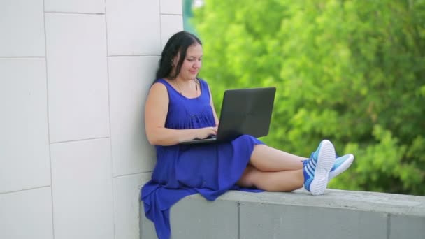Vrouwelijke student werkt aan laptop buiten. Panorama van rechts naar links — Stockvideo