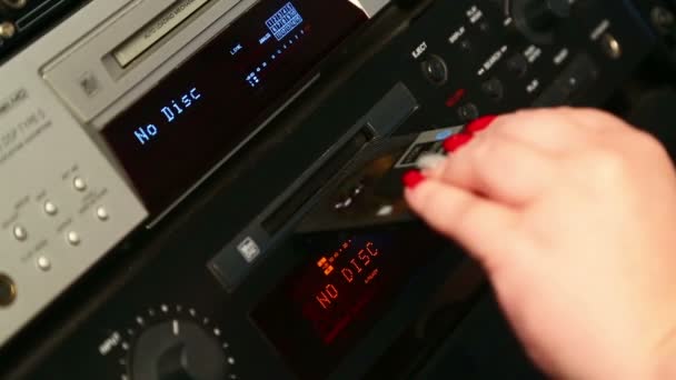 Een Vrouwelijke Hand Een Mini Disc Ingevoegd Een Zwarte Speler — Stockvideo