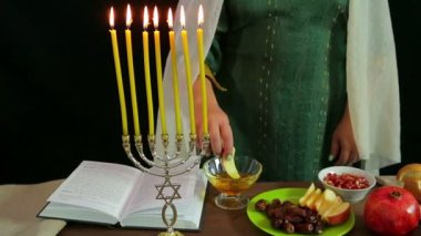 Bir kadının el bir elma dilim bal işine dips..