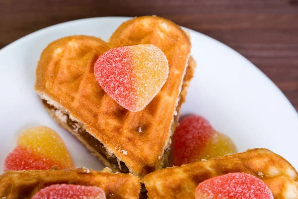 Gâteaux Forme Cœur Sont Dans Une Assiette Blanche Sur Table — Photo