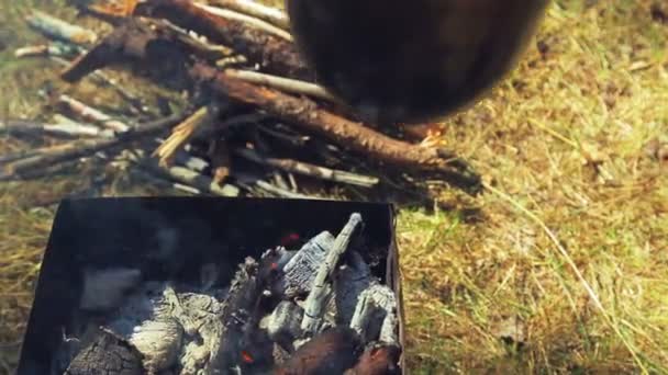 Sebuah tangan wanita menempatkan mangkuk sup di atas api . — Stok Video
