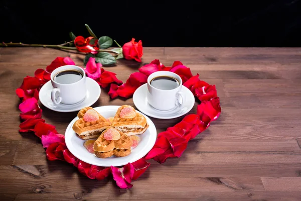 Table Lies Rose Heart Lepidoptera Roses Which Two Cups Coffee — Stock Photo, Image