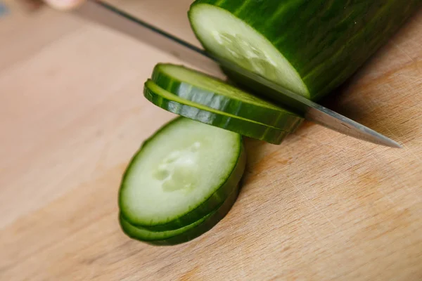 Una Mujer Está Apuñalando Modo Pepino Por Rodajas — Foto de Stock