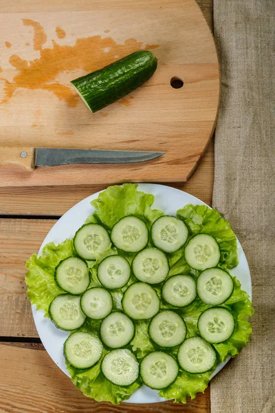 Sobre Una Mesa Madera Plato Blanco Yacen Los Pepinos Cortados — Foto de Stock