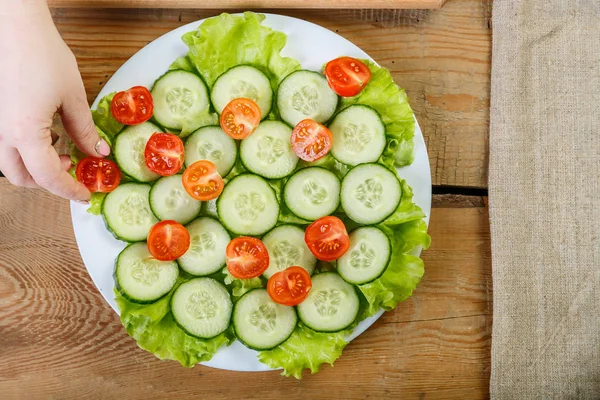 Una Mesa Madera Una Mujer Pone Los Tomates Cherry Plato — Foto de Stock