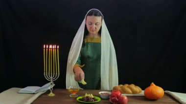 Bir Yahudi bir kadın bal Rosh Hashanah onuruna içine elma bir parça dips ve çalışır.