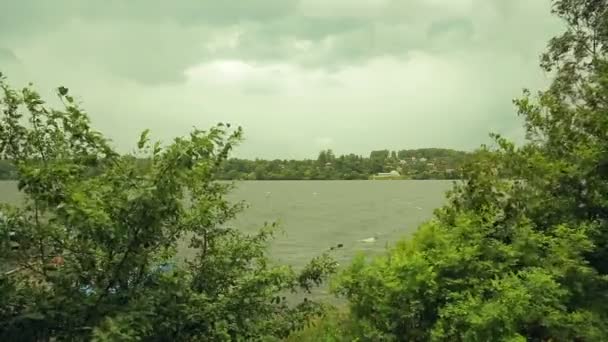 Буря вітру з блискавкою на річці . — стокове відео