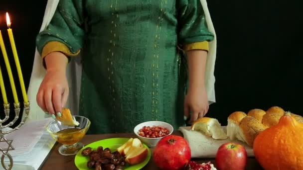 Женщина с рукой макает кусок ореола в мёд . — стоковое видео