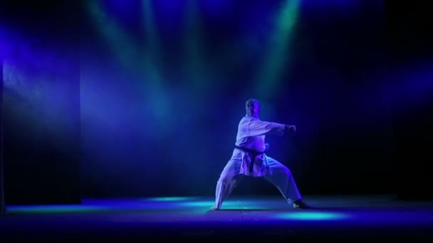 Maestro de fondo de karate con humo de color se dedica a karate — Vídeo de stock