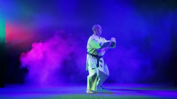 Un hombre se dedica al karate — Vídeos de Stock