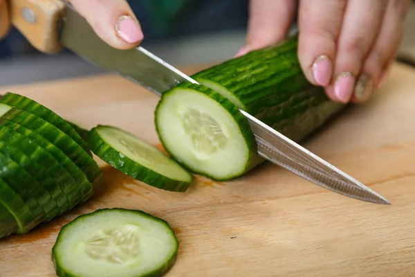 Una Mujer Apuñala Régimen Pepino Muchas Piezas — Foto de Stock