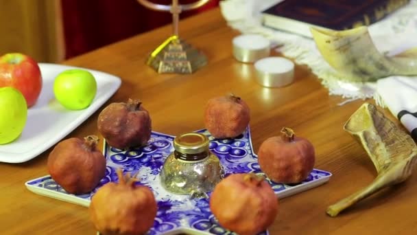 Op de tafel in de synagoge zijn de symbolen van Rosj Hasjana: snacks, sjofar, Torah. — Stockvideo
