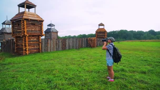 Kvinna Turist Med Kamera Som Fotograferar Trä Fästning Övergripande Plan — Stockvideo