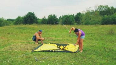 Bir erkek ve bir kadın için çadır çadır kemerler takmak.