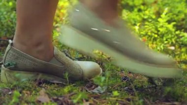 Kadın ve erkek ayak ormanda yürüyüş.