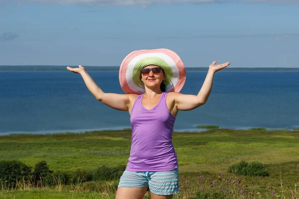 Молодая Женщина Шляпе Солнцезащитных Очках Фоне Озера Горизонтальное Фото — стоковое фото