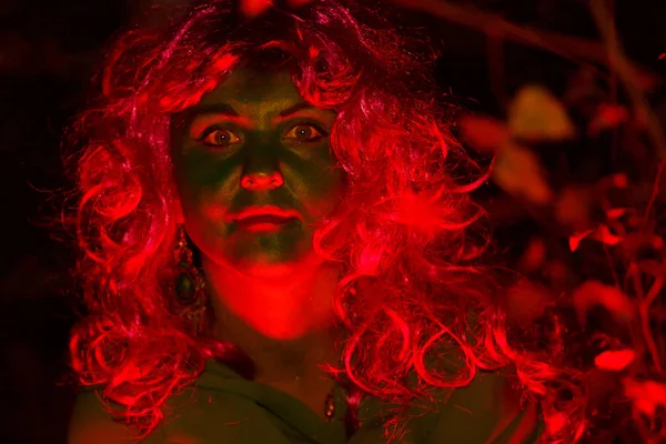 Yüz kırmızı ışık yeşil yakın çekim bir su cadı. Yatay fotoğraf.