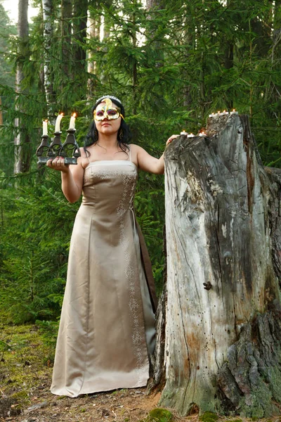 森林里的仙女 穿着一盏蜡烛的烛台在森林里 垂直照片 — 图库照片