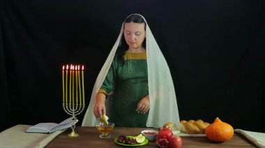 Bir kadın bir Yahudi bir kadeh bir parça alır, bal dips ve çalışır.