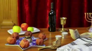 Sinagog tablo Rosh Hashanah sembolleridir: muamele etmek ve shofaras Talith ve mumlar yanında. genel planı.