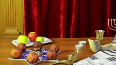 Sinagog tablo Rosh Hashanah sembolleridir: davranır ve shofaras yanında Talith ve mumlar.