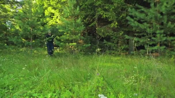 Ein Mann Mit Einem Rucksack Aus Dem Wald Auf Die — Stockvideo