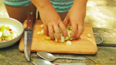 Erkek yatıyordu adet armut bir kase meyve salatası için eller.